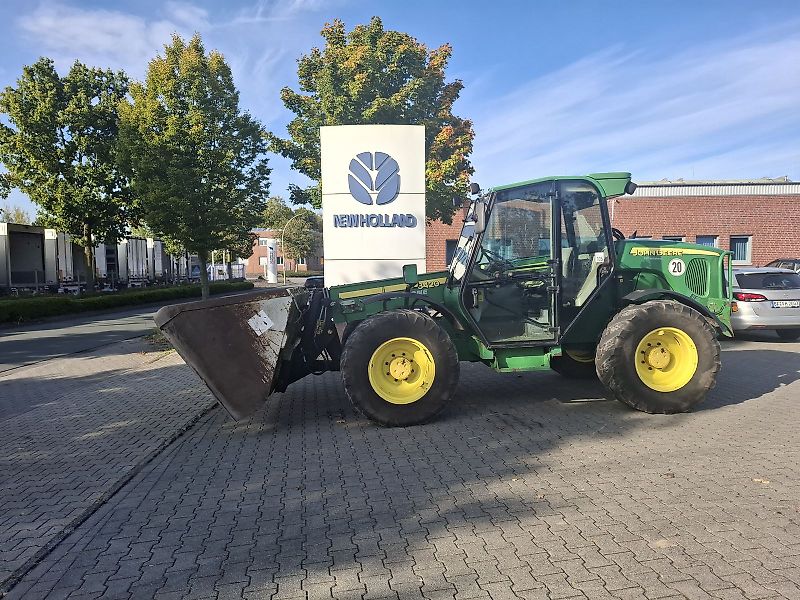 John Deere 3420 mit Schaufel und Palettengabel