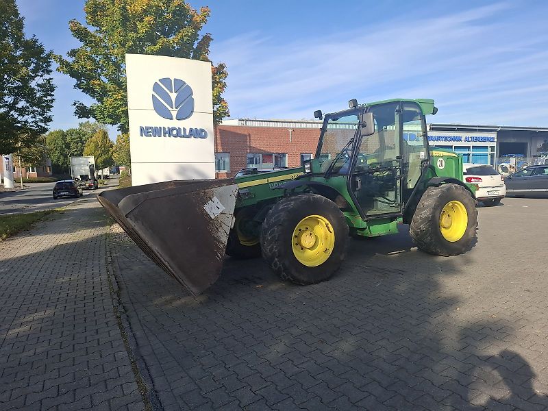 John Deere 3420 mit Schaufel und Palettengabel
