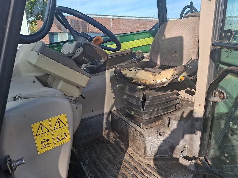 John Deere 3420 mit Schaufel und Palettengabel