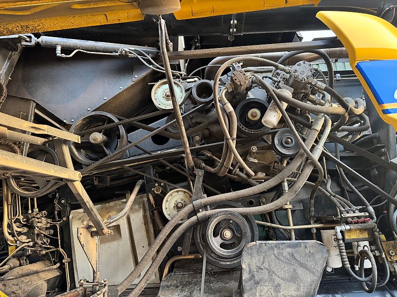 New Holland CR9080 c/w 30ft Varifeed Header