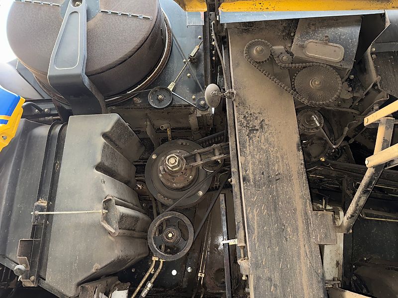 New Holland CR9080 c/w 30ft Varifeed Header