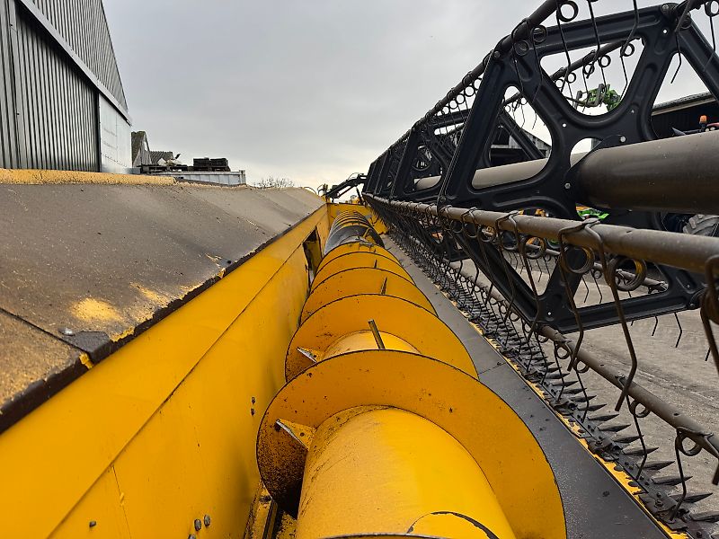 New Holland CR9080 c/w 30ft Varifeed Header