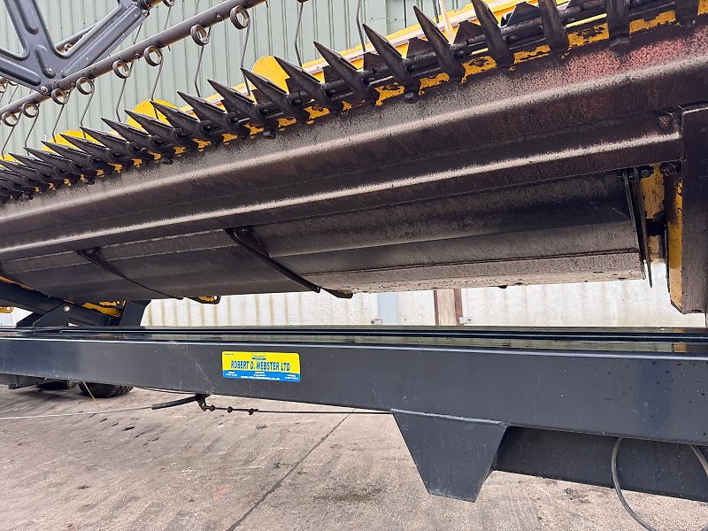 New Holland CR9080 c/w 30ft Varifeed Header