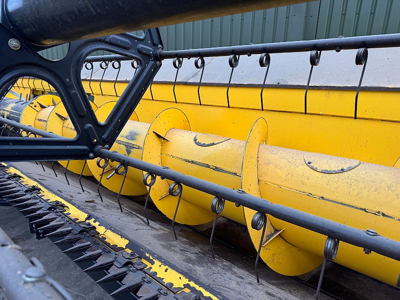 New Holland CR9080 c/w 30ft Varifeed Header