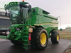 John Deere s670 4wd + macdon fd75
