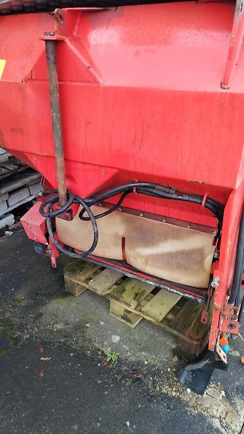 Lucas Sonstige Futterverteiler Spezialfutterverteiler von Rauch mit 2 Dosierwellen zur Exakten Zuteilung Austrag rechts &links möglich im Dreipunktanbau 1100 Liter Behälter Stahlblech Fischteichdosierer Kraftfutterverteiler für Mastschweine Sauenfütterung