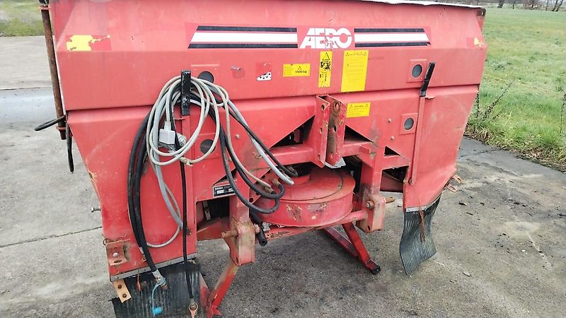 Lucas Sonstige Futterverteiler Spezialfutterverteiler von Rauch mit 2 Dosierwellen zur Exakten Zuteilung Austrag rechts &links möglich im Dreipunktanbau 1100 Liter Behälter Stahlblech Fischteichdosierer Kraftfutterverteiler für Mastschweine Sauenfütterung
