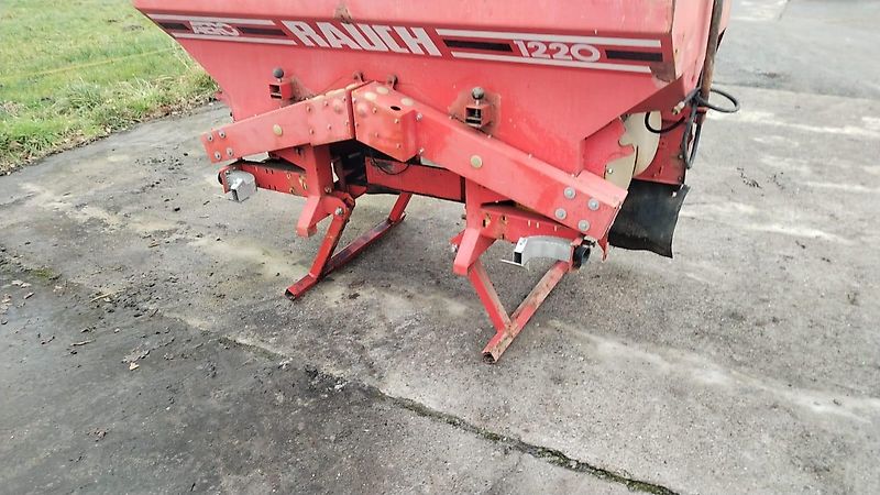 Lucas Sonstige Futterverteiler Spezialfutterverteiler von Rauch mit 2 Dosierwellen zur Exakten Zuteilung Austrag rechts &links möglich im Dreipunktanbau 1100 Liter Behälter Stahlblech Fischteichdosierer Kraftfutterverteiler für Mastschweine Sauenfütterung