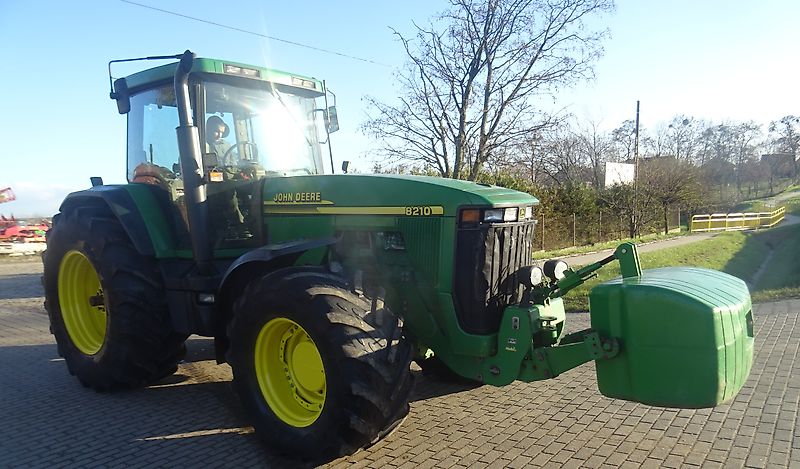 John Deere 8210
