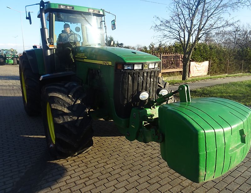John Deere 8210