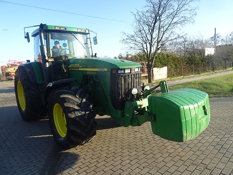 John Deere 8210