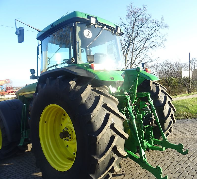 John Deere 8210
