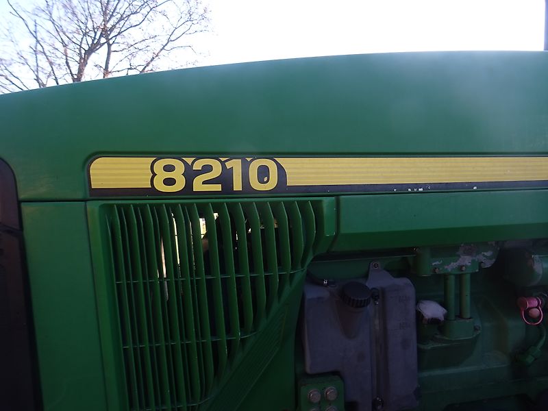 John Deere 8210
