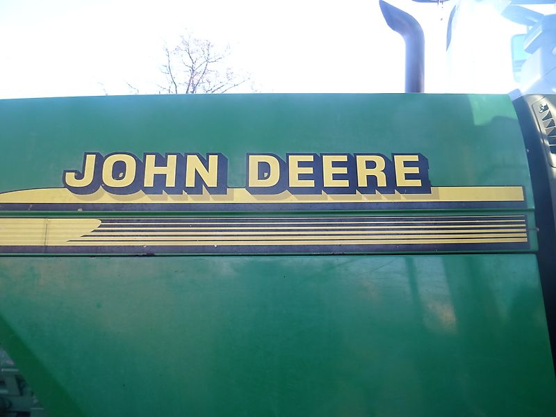 John Deere 8210