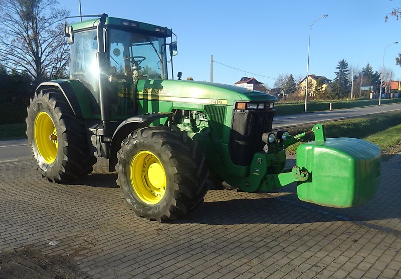John Deere 8210