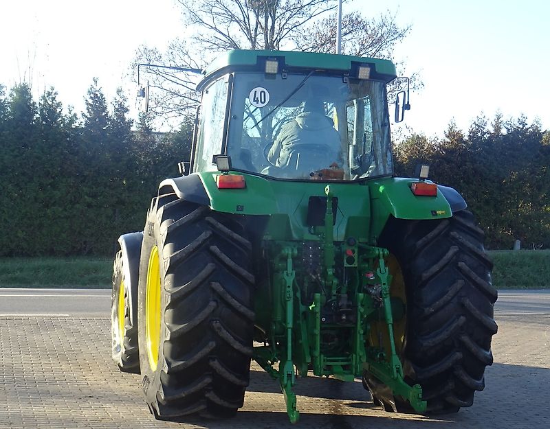 John Deere 8210