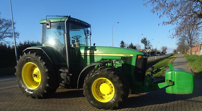 John Deere 8210