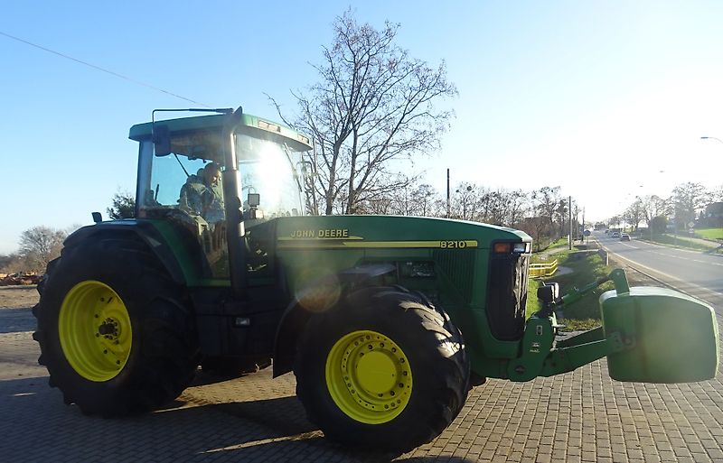 John Deere 8210