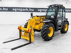 JCB 535-95 telehandler with air con and Powershift gearbox, with pallet forks