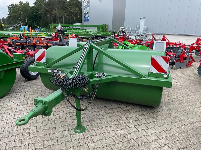 Jako 2-teilige Wiesenwalze M 275 mit schwerem Fahrgestell mit Druckluftbremse mit Bereifung 500/50-17