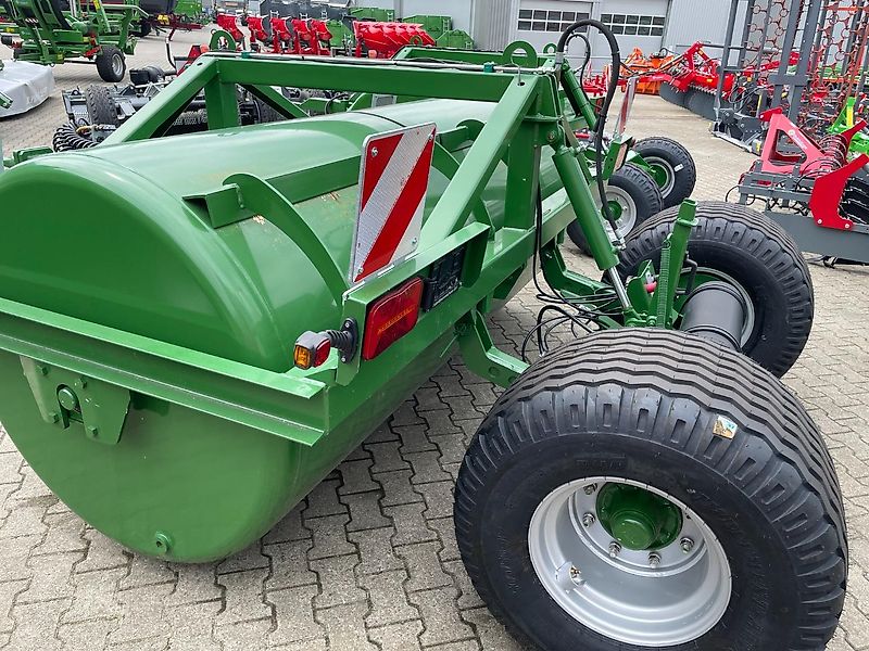 Jako 2-teilige Wiesenwalze M 275 mit schwerem Fahrgestell mit Druckluftbremse mit Bereifung 500/50-17