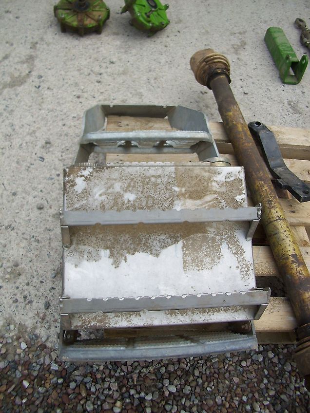 Deutz-Fahr Aufstieg mit Zusatz-Dieseltank, obere Stufe gebrochen