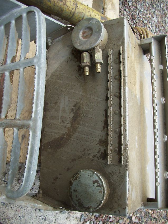 Deutz-Fahr Aufstieg mit Zusatz-Dieseltank, obere Stufe gebrochen