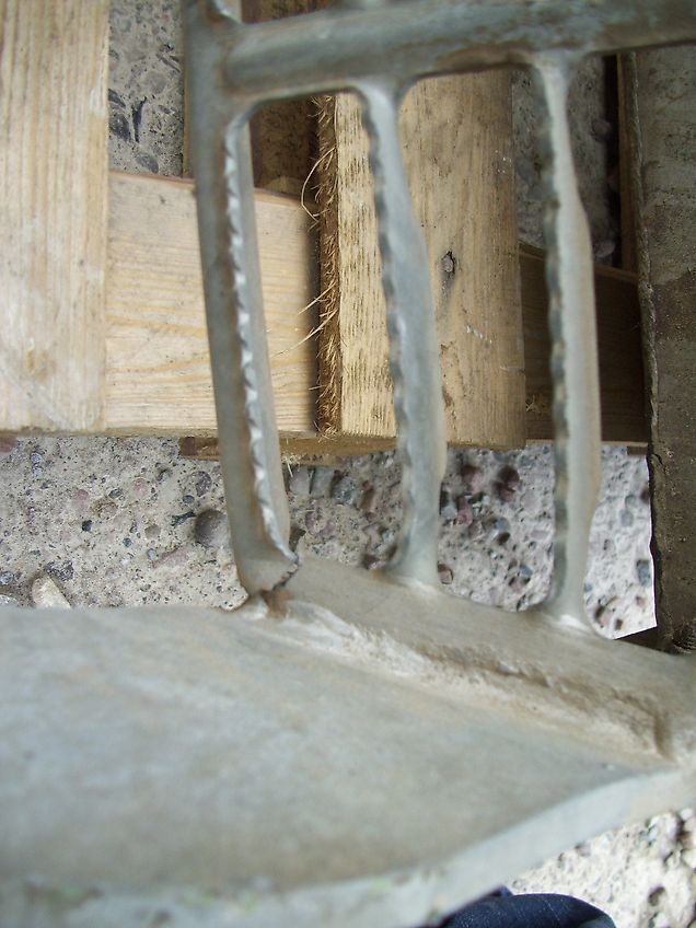 Deutz-Fahr Aufstieg mit Zusatz-Dieseltank, obere Stufe gebrochen