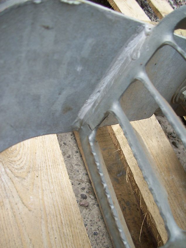 Deutz-Fahr Aufstieg mit Zusatz-Dieseltank, obere Stufe gebrochen