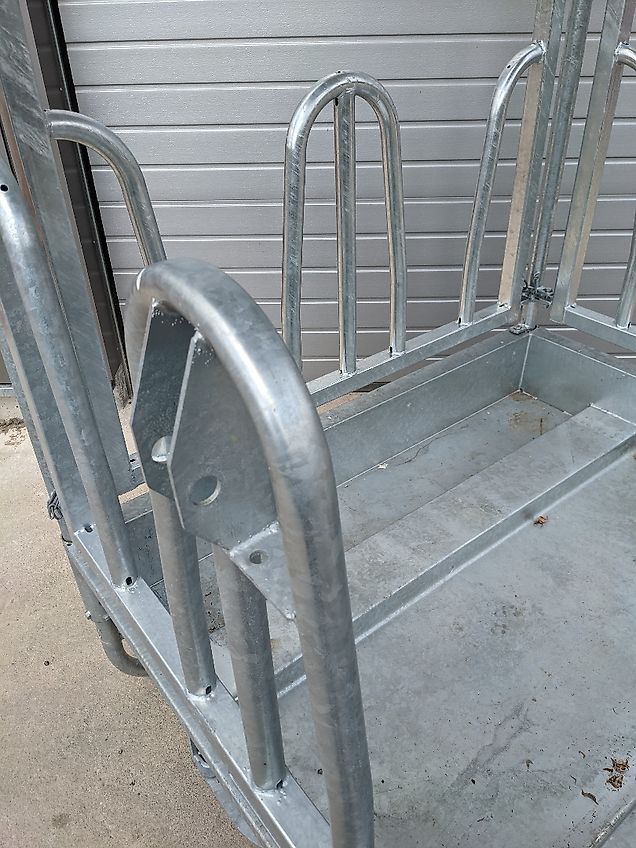 Kg-Tech Heuraufe mit Dach Vierkantraufe Palisadenfressgitter Raufe 1,5 x 1,5m