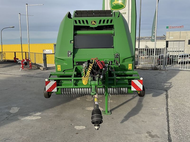 John Deere V451 M