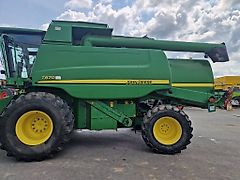 John Deere T670