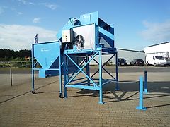 EURO-Jabelmann Kistenkippgerät auf Podest mit Vorratsbunker, NEU,