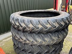 2x Alliance 13.6R48 banden compleet op velg