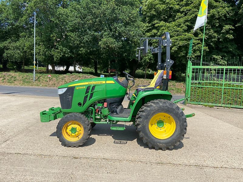 John Deere 3046R ROPS IT