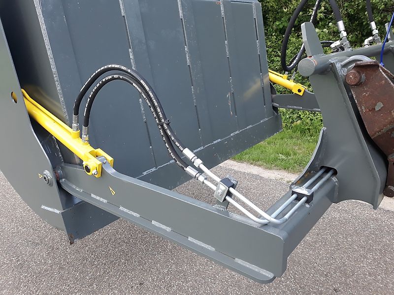 Bressel und Lade Hochkippschaufel L66