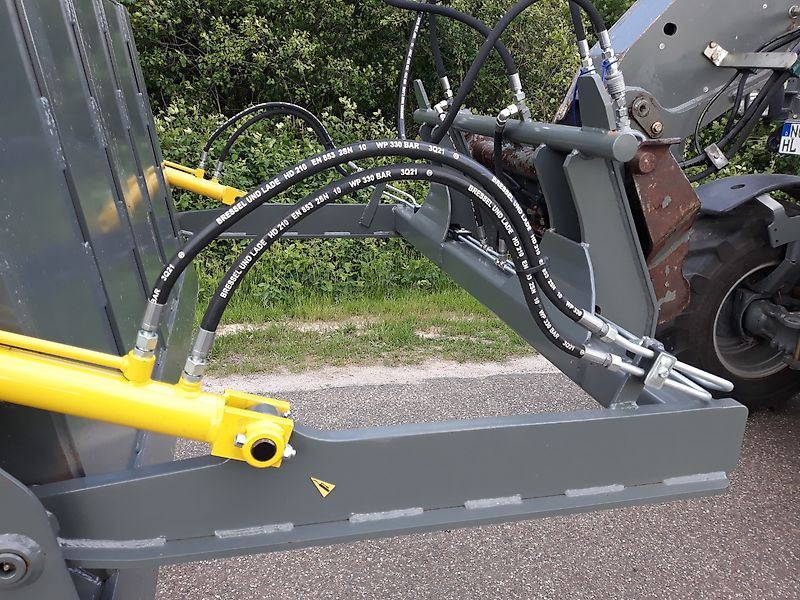 Bressel und Lade Hochkippschaufel L66