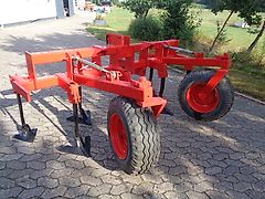 Horsch Kein Horsch Frontgrubber 8 Stiele 2 balkig mit gummibereiften Stützräden Rahmenbreite 280 cm 300 cm Arbeitsbreite mit Flügelscharen in Horsch Signalroter Lackierung