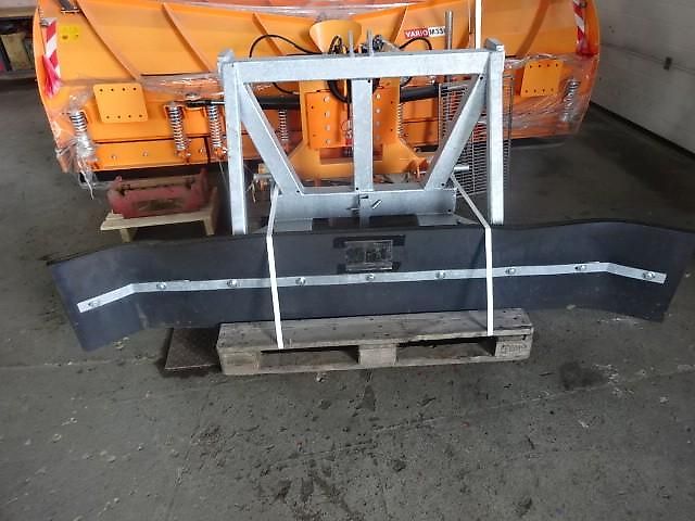 Futterschieber 2,2 Meter - Anbau Dreipunkt und Euro SW- und Palettengabelaufnahme Futterschieber- Gummischieber -2,2 M - Euro Schnellwechsel und Dreiunktanbau- Palettengabelaufnahme