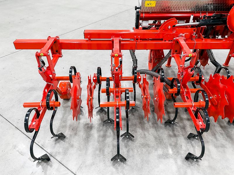 Gaspardo HS6 folding frame, 8-row inter-row cultivator