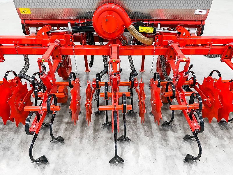 Gaspardo HS6 folding frame, 8-row inter-row cultivator