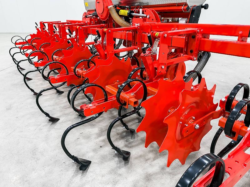 Gaspardo HS6 folding frame, 8-row inter-row cultivator