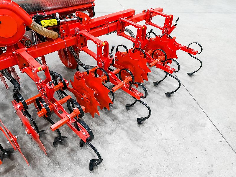 Gaspardo HS6 folding frame, 8-row inter-row cultivator