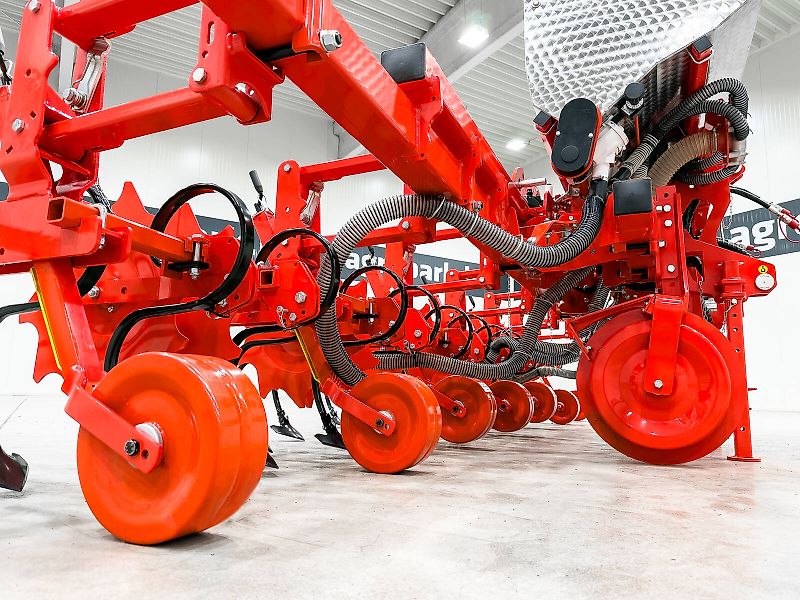 Gaspardo HS6 folding frame, 8-row inter-row cultivator