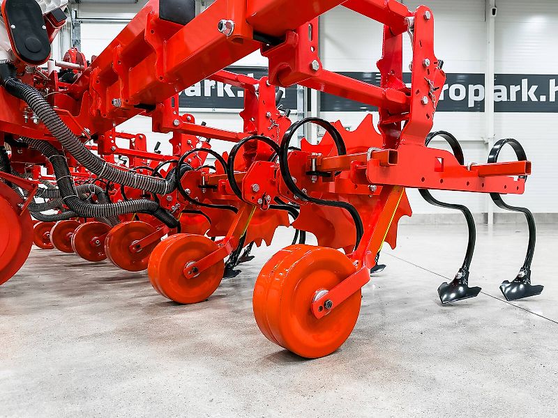 Gaspardo HS6 folding frame, 8-row inter-row cultivator