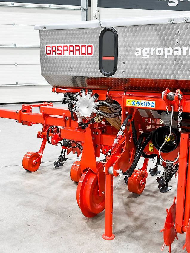 Gaspardo HS6 folding frame, 8-row inter-row cultivator