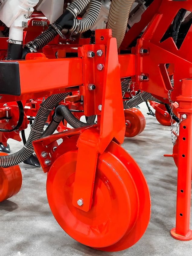 Gaspardo HS6 folding frame, 8-row inter-row cultivator