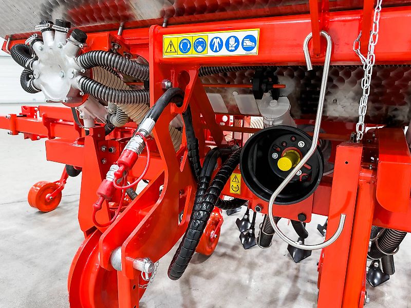 Gaspardo HS6 folding frame, 8-row inter-row cultivator