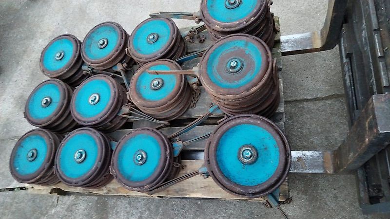 Amazone Howard Stützräder 500 mm mit Flanschplatte Stützräder mit Halterungen Befstigungsmaterial zur exaktren Tiefenführung von Stützrädern geschraubter Grubberstil passen für Howard Grubber Ballastplatten Koffergewichte