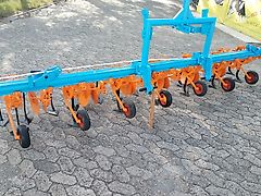 Schmotzer Fronthacke im Frontlader Eingehängt 6 Reihig 50cm Reihenabstand mit Kulturschutzscheiben Zwischenachsanbau Rahmenbreite 353cm mit jeweils 43cm Klapprahmen auf Transportbreite von 267cm ideal für Strassentransport